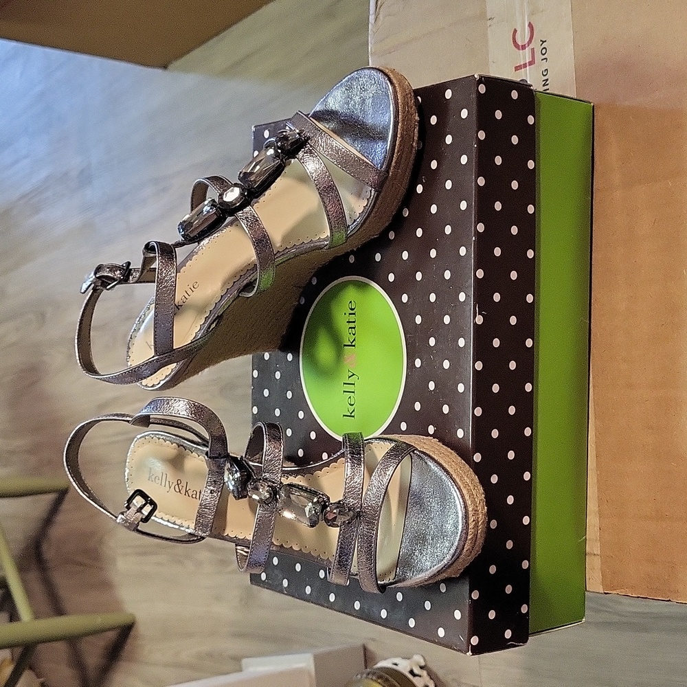 Kelly & Katie Pewter Rachel Wedge Sandal Size 8